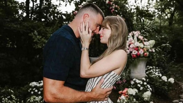 El ala cerrada de la NFL, Travis Kelce, anunció su compromiso con Taylor Alison Swift